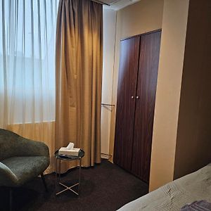 Kamer met Twee Aparte Bedden en Uitzicht op de Stad